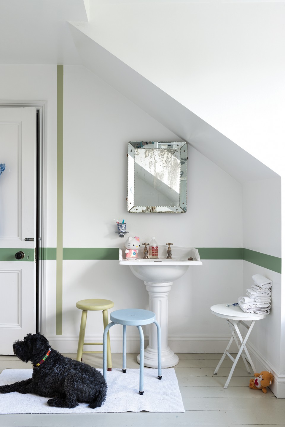 squarerooms-white-green-bathroom