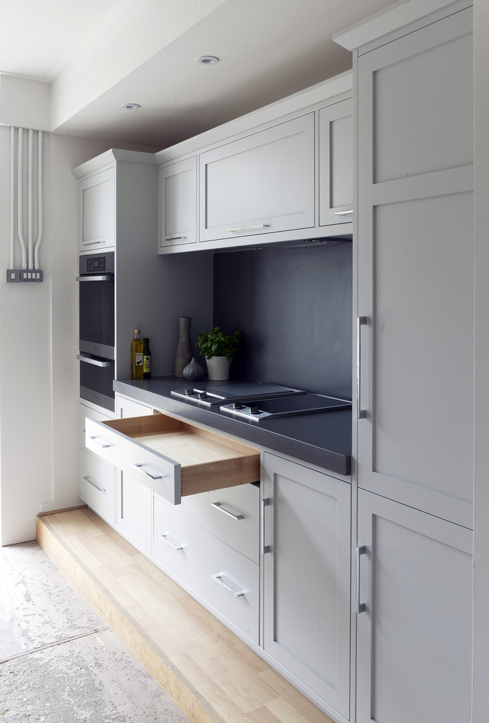 squarerooms-smallkitchen-bayinterior-onewall