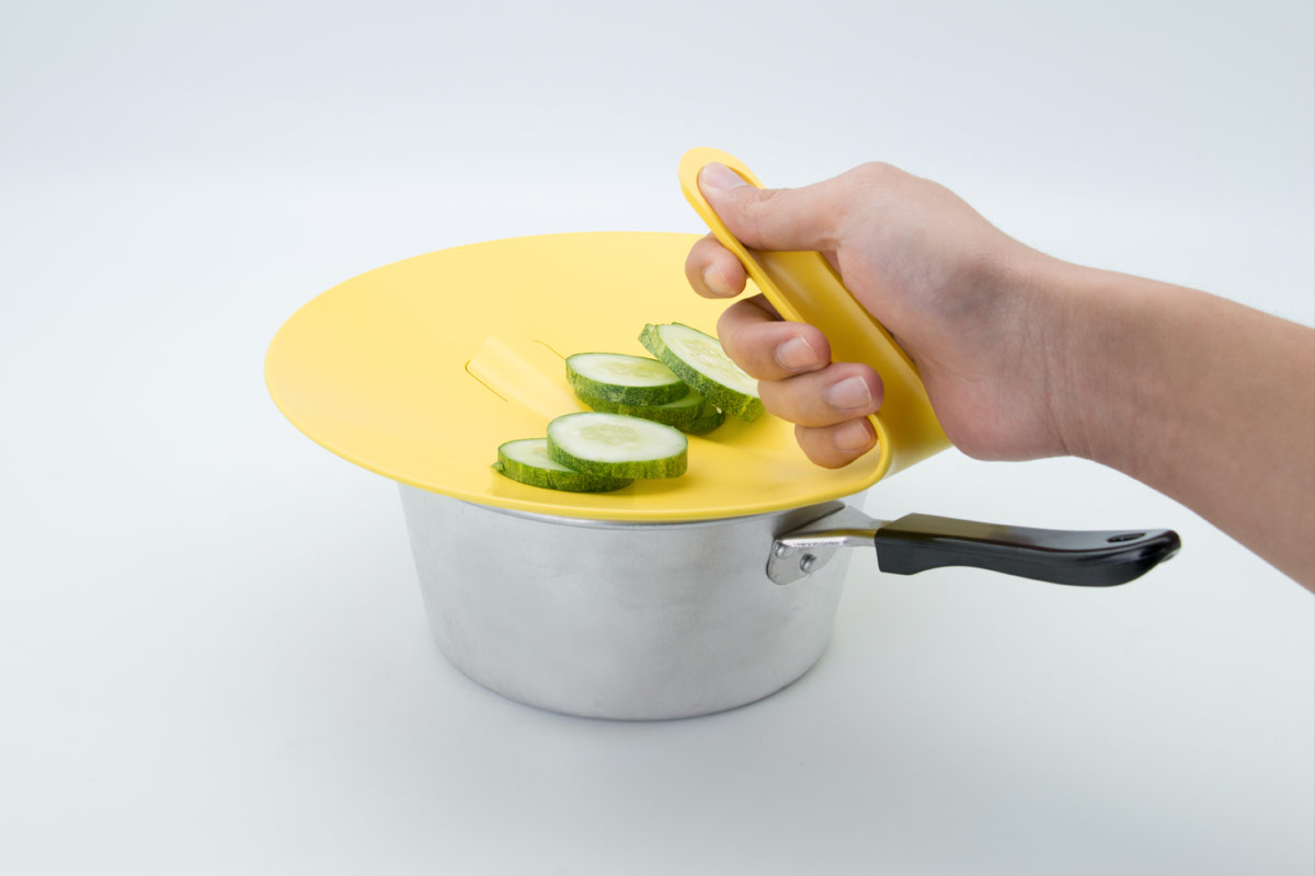 The pot lid’s curved top provides a convenient nesting spot for kitchen tools, and its pronounced spout helps the user identify the steam outlet with ease, avoiding risks of burns and scalds.