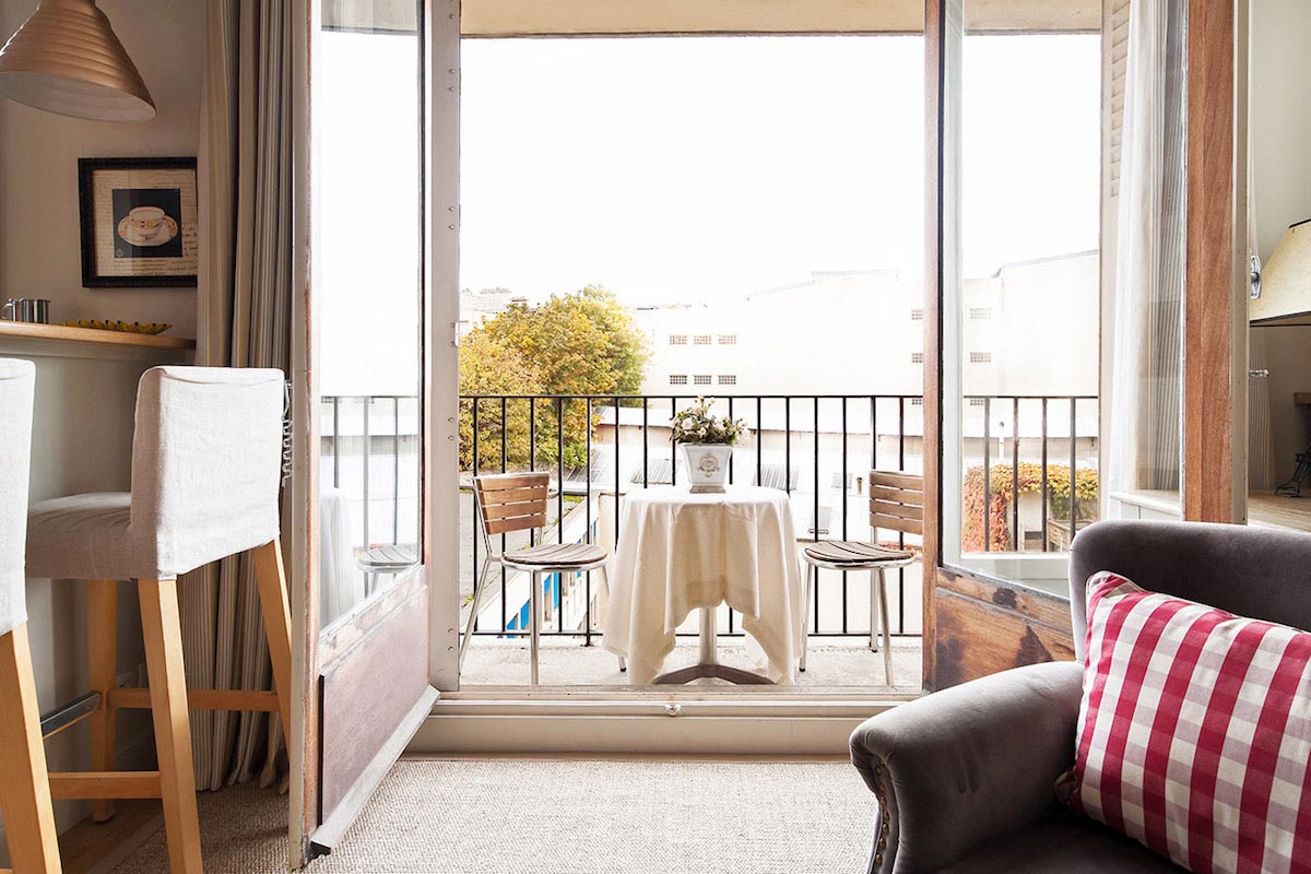 squarerooms-romantic-dinner-balcony-paris-perfect