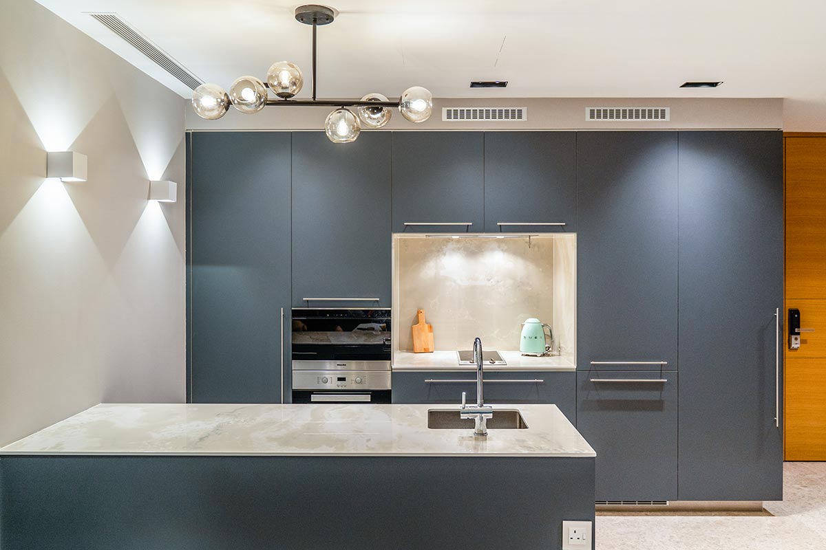 SquareRooms-Kitchen-Focal-Point-Bold-blue-Cabinets