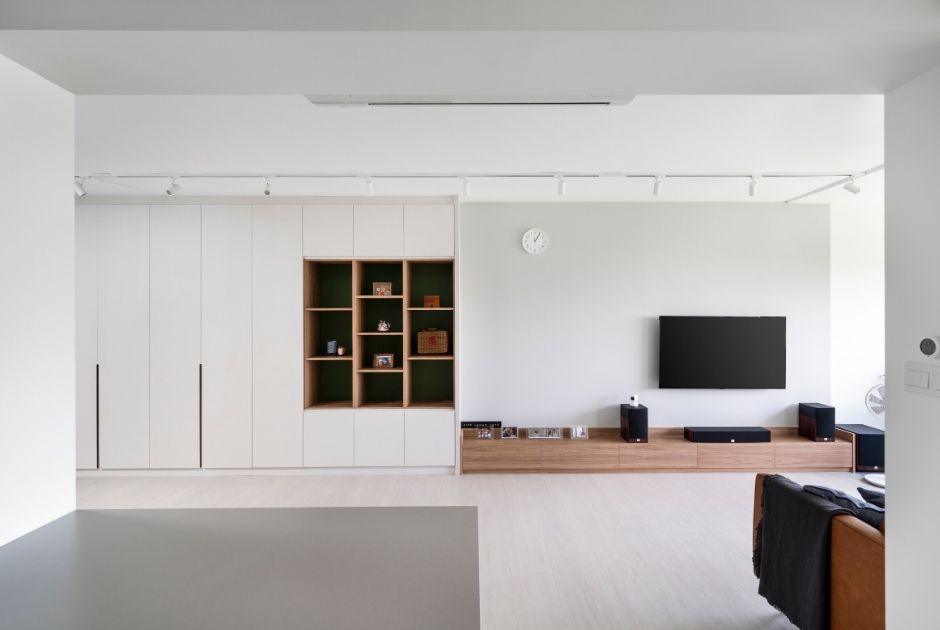 LIVING: Helpin to keep things sleek, streamlined and clutter-free in the communal areas is this row of full-height cabinets with inset handles. It works well together with the low-rise TV console to maintain the living area’s spacious visage. 