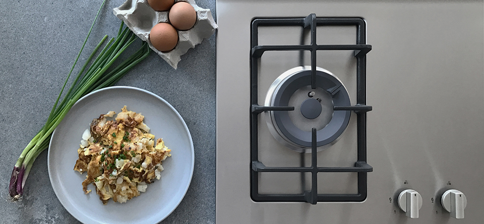 squarerooms-tecno-cooktop-countertop-flatlay-stove-eggs-food