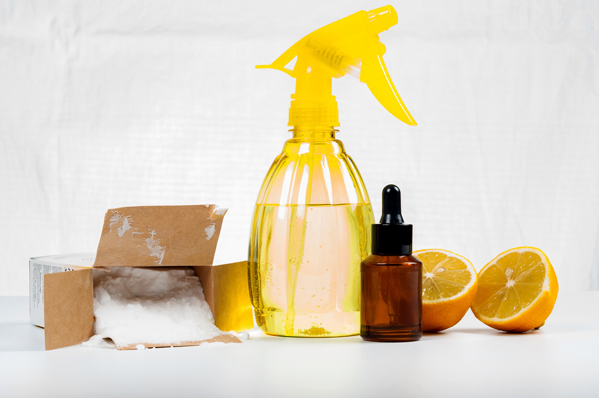 squarerooms-alternative-cleaning-solutions-yellow-spray-bottle-baking-soda-citrus-vinegar