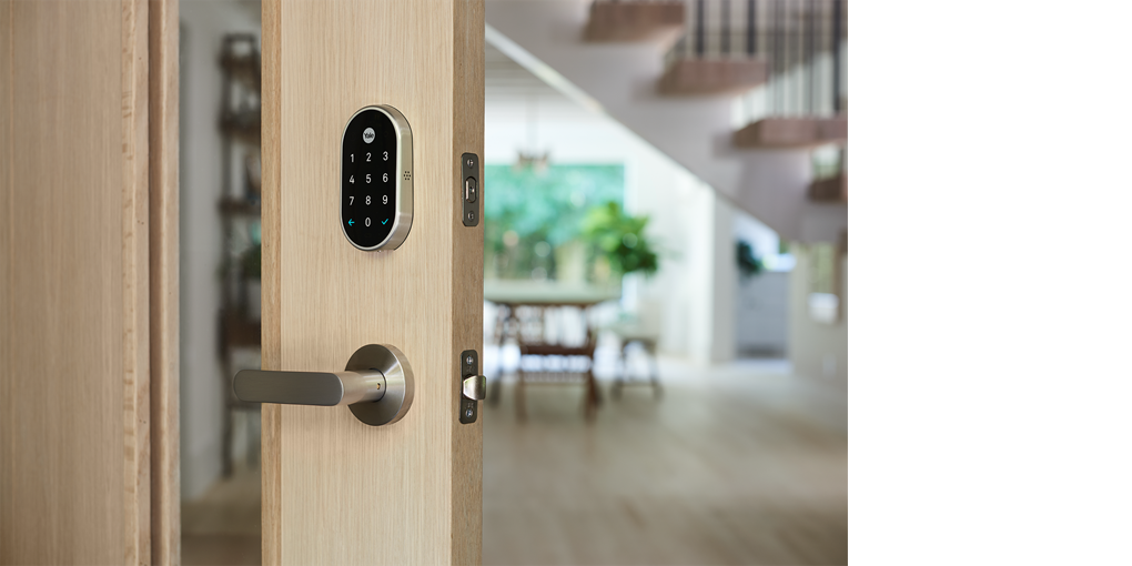 squarerooms-yale-smart-lock-on-wooden-door