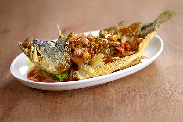 squarerooms-fish-fried-crispy-spicy-sauce-chili-plate-food-malay-photography-yassin-kampung-seafood