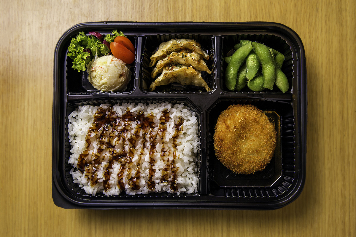 squarerooms-bento-box-ippudo-japanese-food-flatlay-wooden-table-background-meal-lunch-set