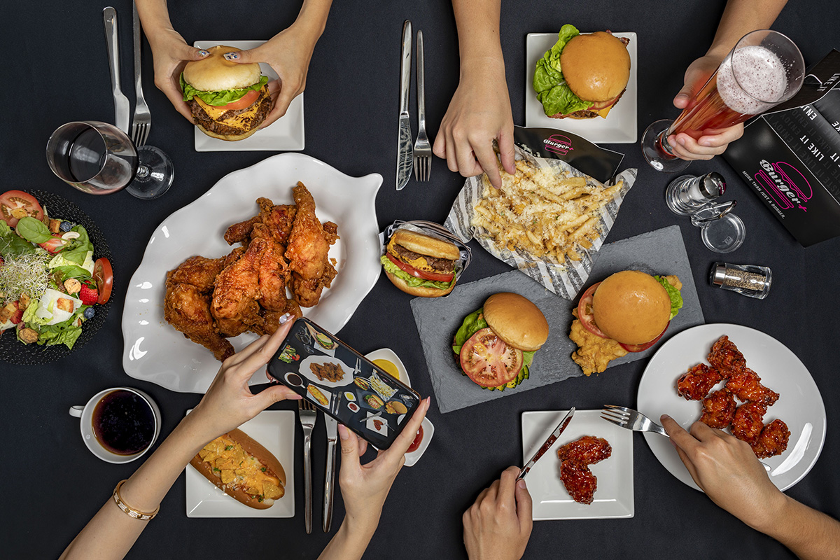 squarerooms-burger+-plus-restaurant-fast-food-flatlay-burgers-dark-black-background-fries-hands-arms