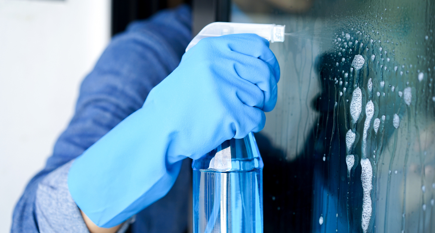 squarerooms-cleaning-window-hand-arm-glove-blue-spray-bottle-soap-solution-cleaner