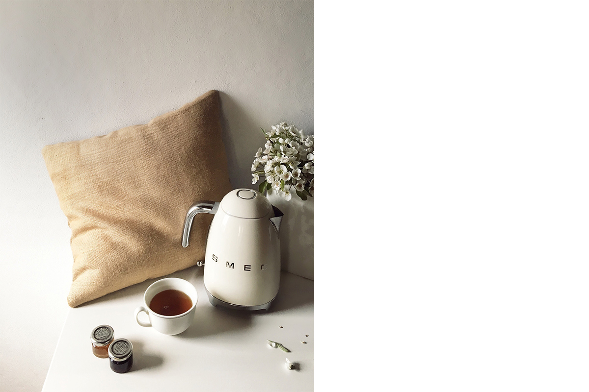 squarerooms-smeg-cream-white-kettle-pillow-lifestyle-photo