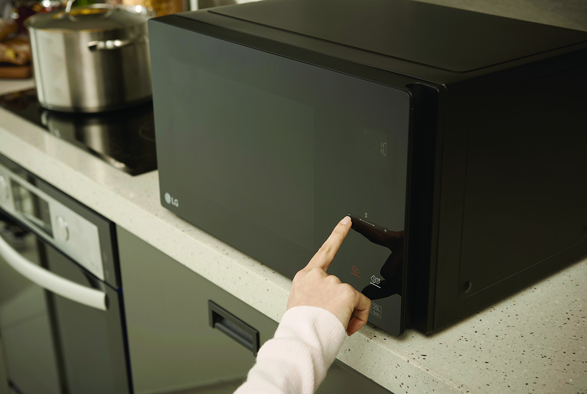 squarerooms-lg-neochef-cooker-kitchen-appliance-microwave-hand-finger-touching