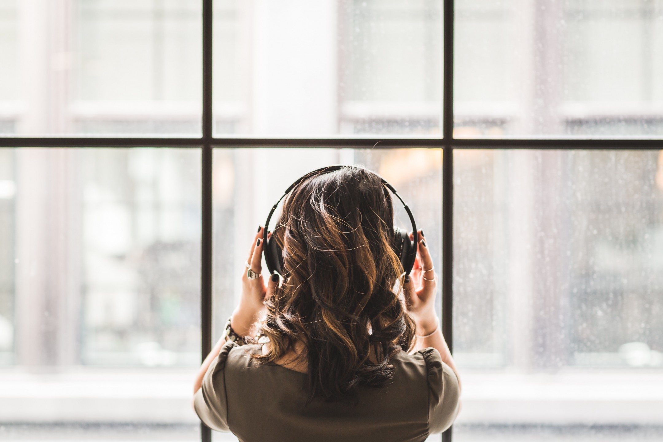 squarerooms-noise-cancelling-headphones-woman-back-view-window