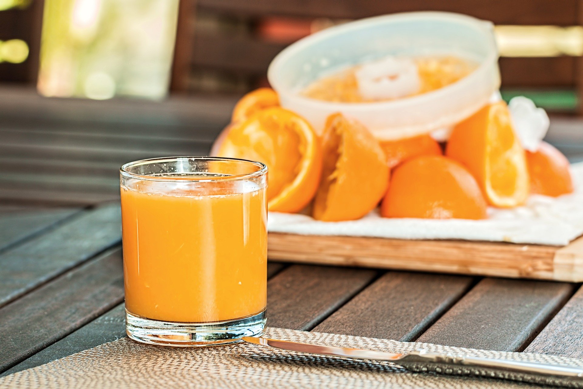 squarerooms-fresh-orange-juice-oranges-juicer-juicing-citrus-press