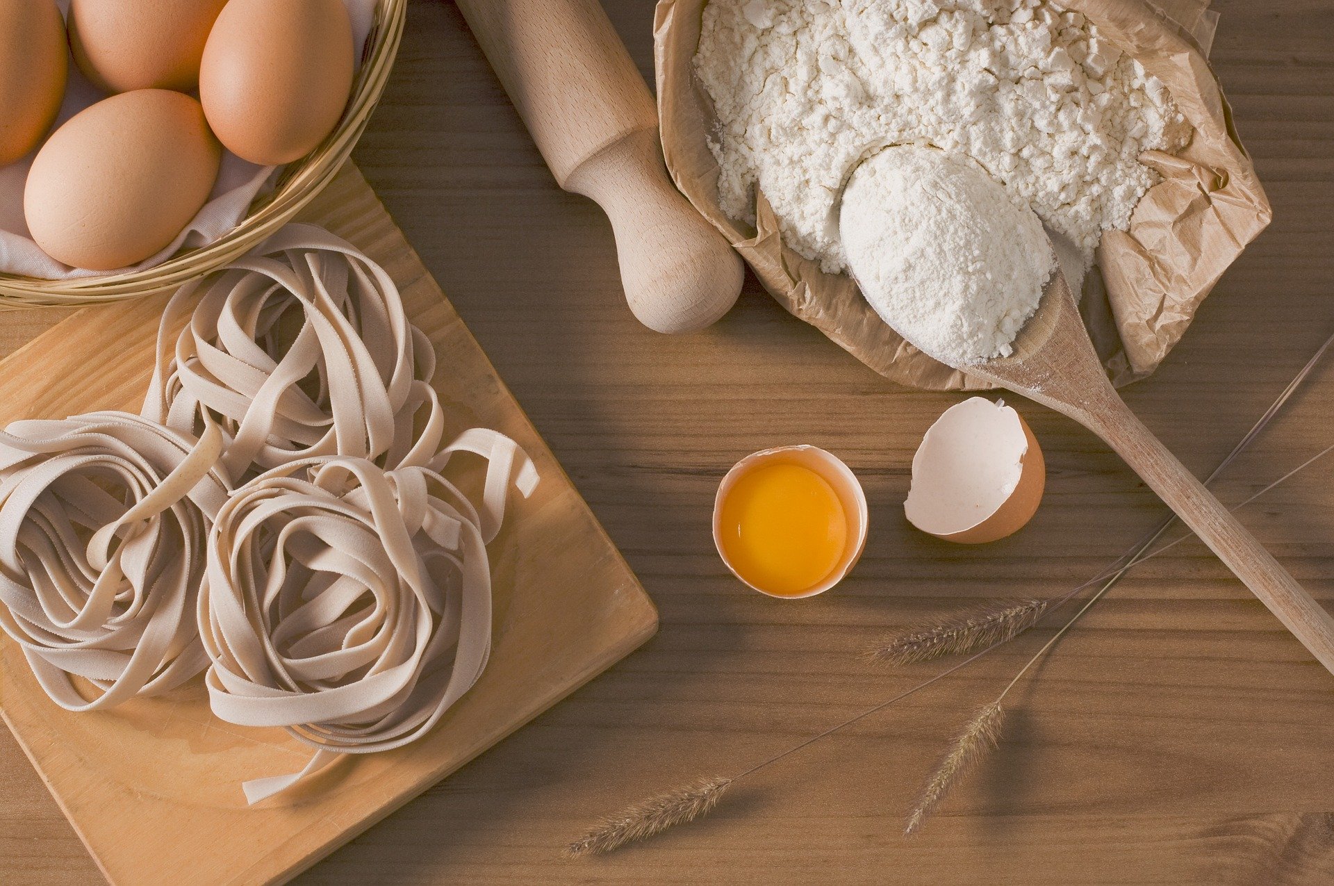 squarerooms-cooking-food-preparation-table-flatlay-eggs-pasta-flour