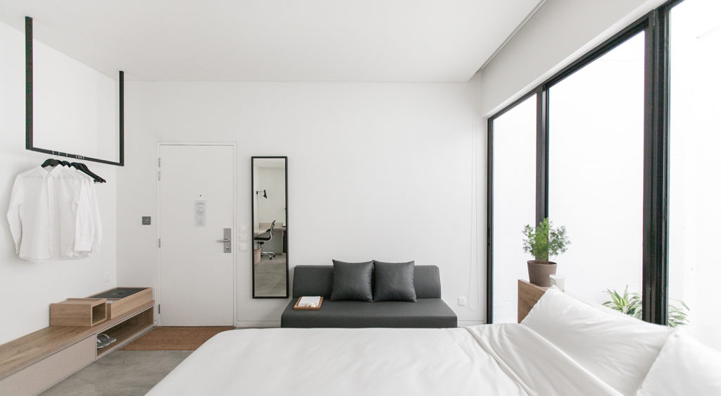 squarerooms-hotel-singapore-style-lloyds-inn-white-minimalism-suite