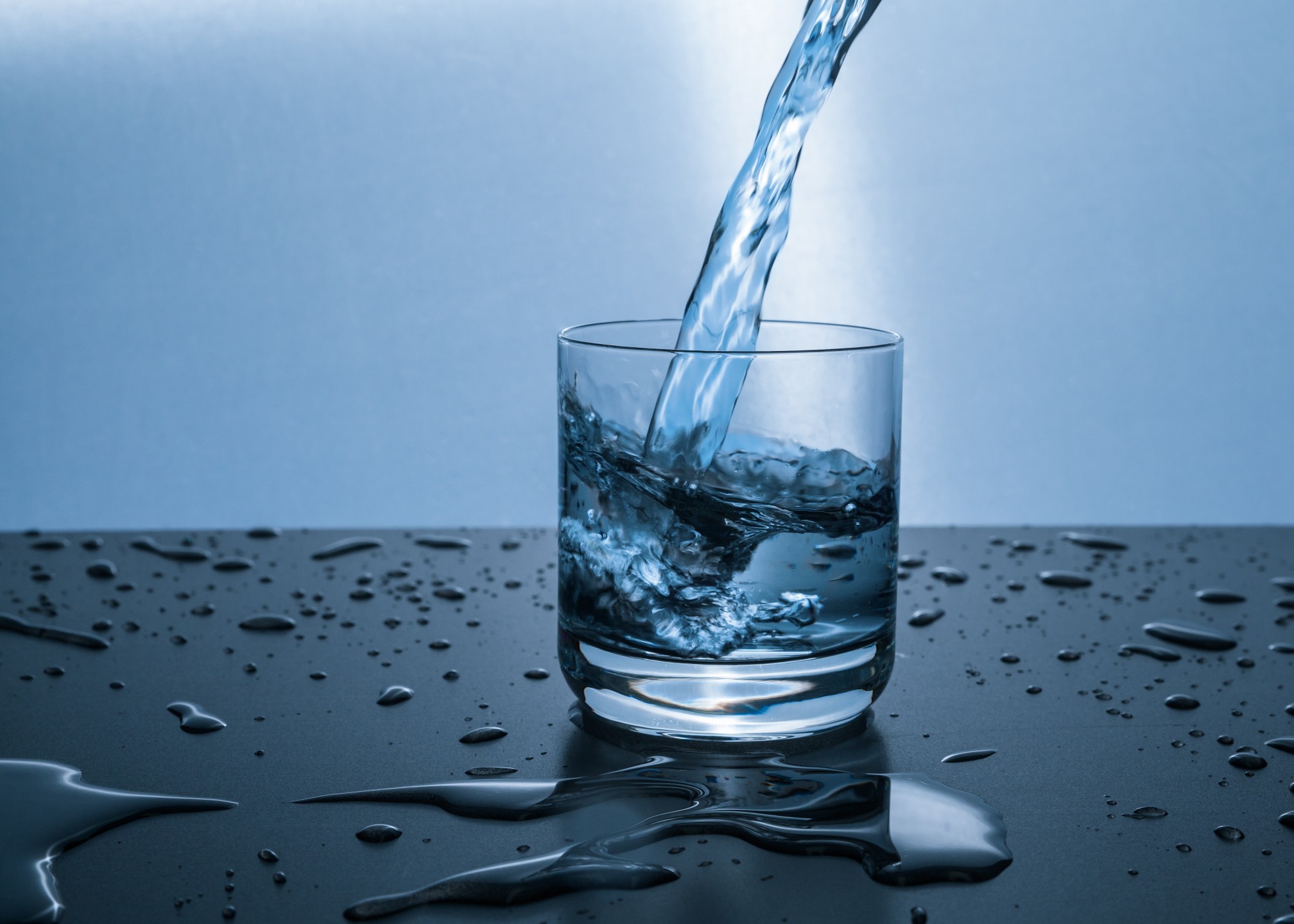 squarerooms-water-drink-glass-blue-pour