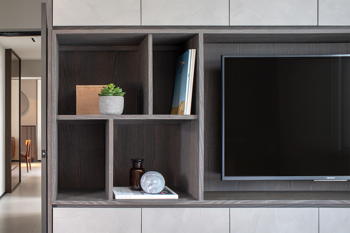 squarerooms-joey-khu-interior-design-hdb-flat-renovation-home-inspo-contemporary-grey-black-dark-shelves-tv-feature