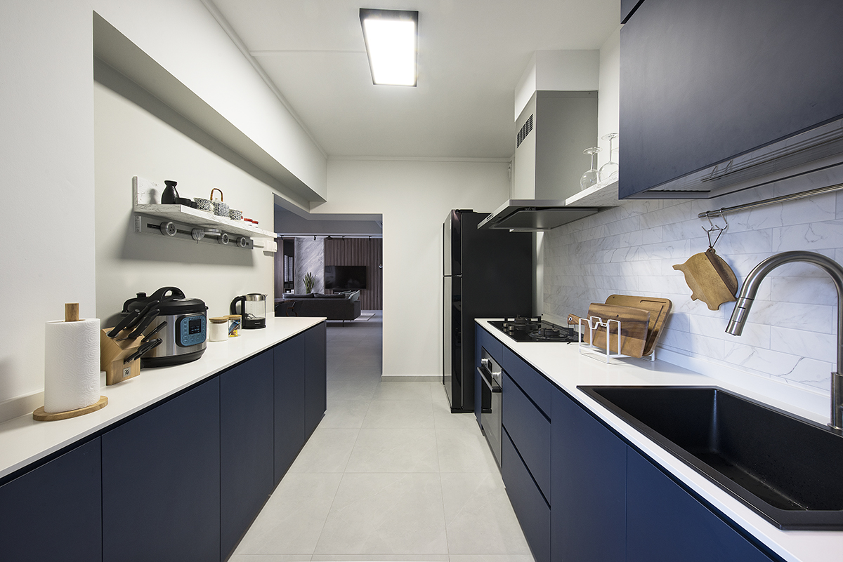 squarerooms design neu home renovation 5 room resale hdb minimalist kitchen dark blue cabinets