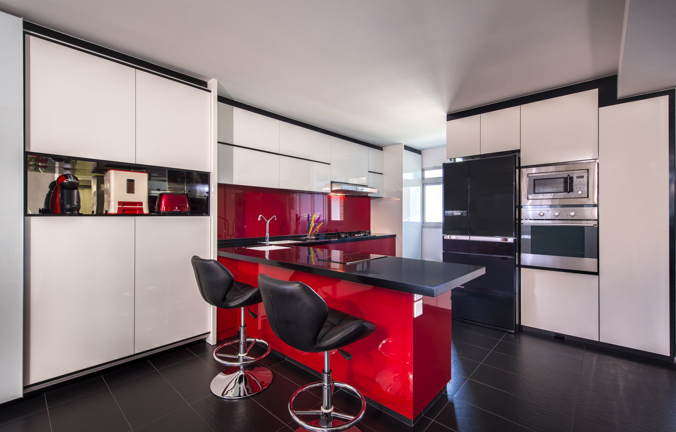 squarerooms-kitchen-black-and-red