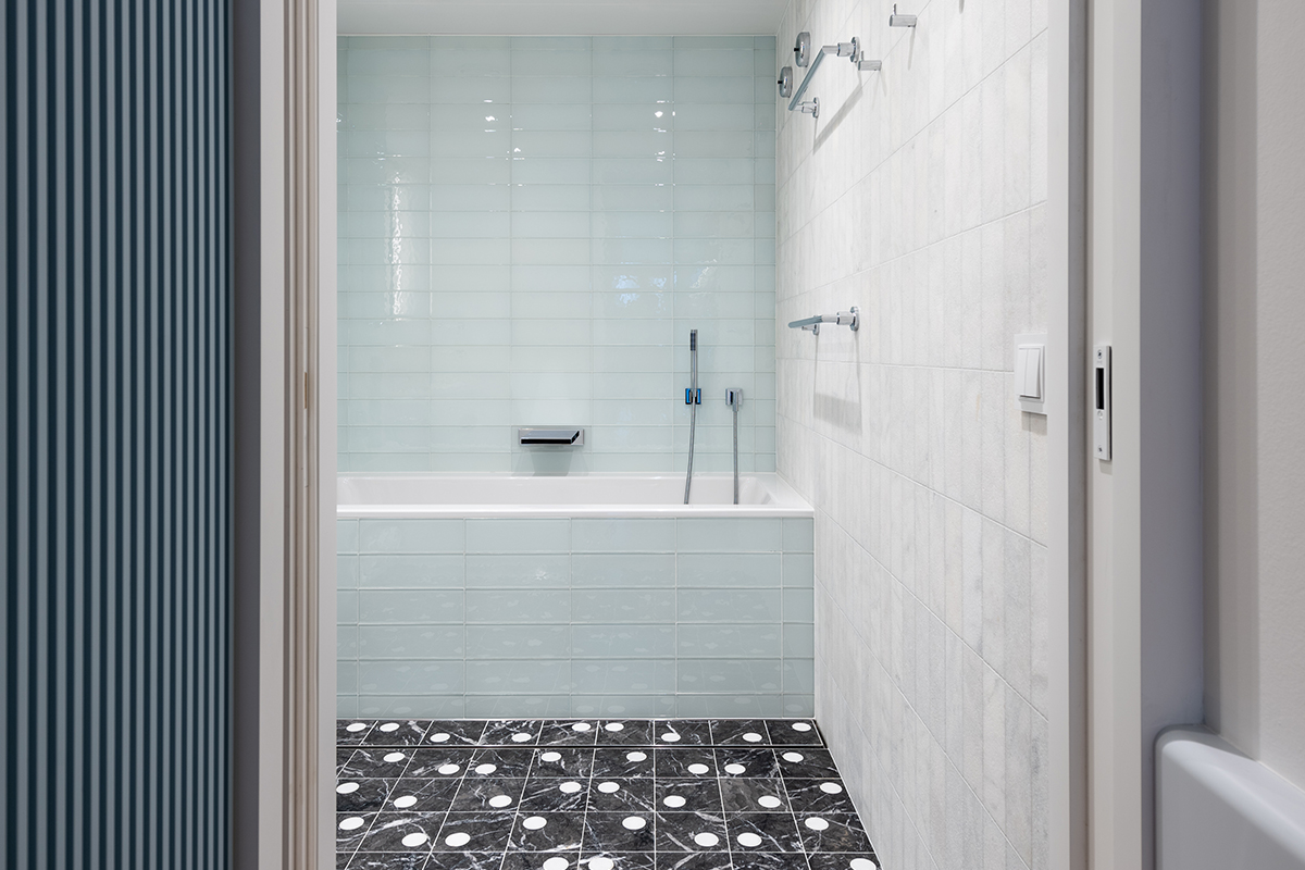 squarerooms mkca michael k chen architecture interior design home renovation house boat residential yacht blue light pale baby contemporary guest bathroom marble white black tiles