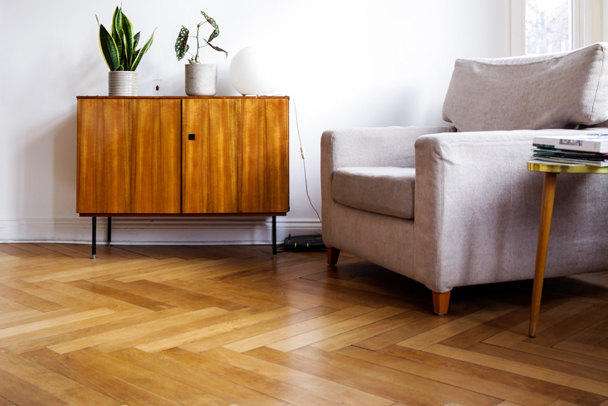 squarerooms beazy unsplash herringbone wood floor pattern living room