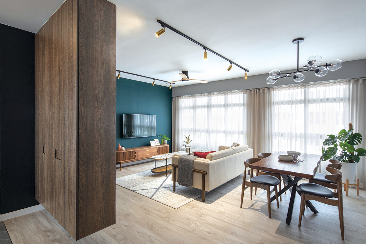 Overall view: The pairing of wood textures with the dark colour palette makes the communal areas appear brighter and breezier.