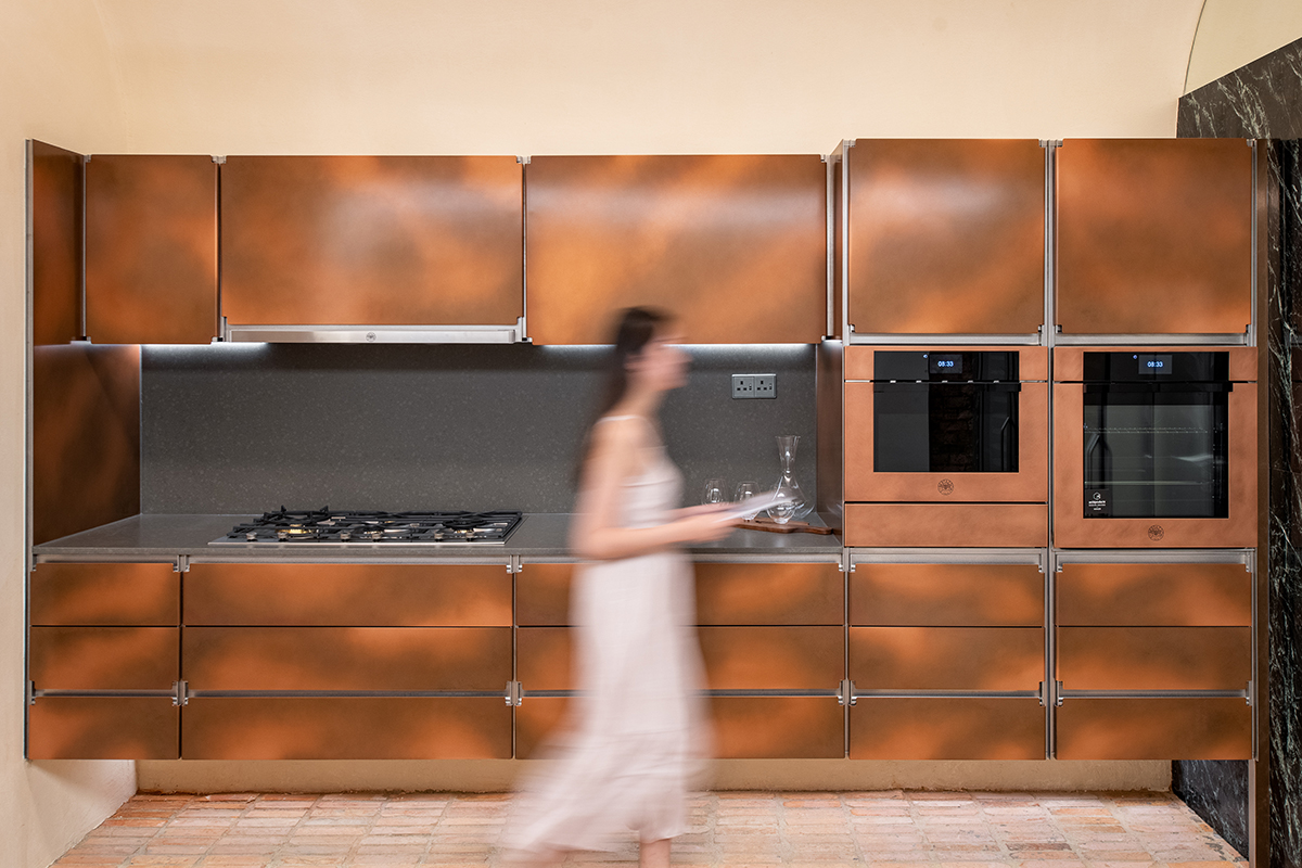 squarerooms bertazzoni kitchen appliances showroom classic modern retro cherry wood cabinets blurry woman