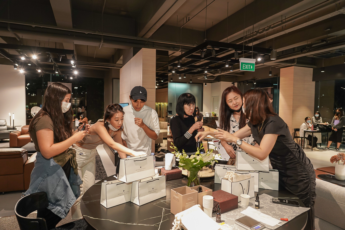squarerooms king living kallang showroom event july 2022 homeowners invited furniture discovery group of people doing a fragrance making workshop with artisan of sense
